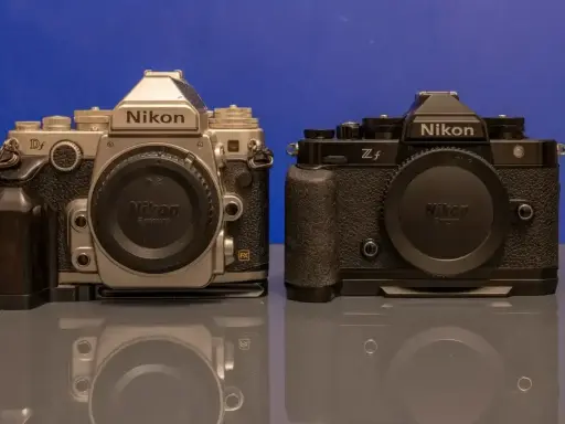 Dwie lustrzanki Nikon: srebrna Df i czarna Zf. Idealne dla początkujących, szukających najlepszej lustrzanki.