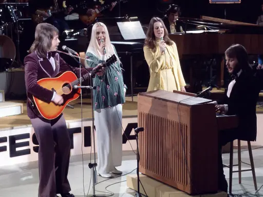 ABBA framför "Waterloo" på scenen. Björn spelar gitarr, Agnetha och Anni-Frid sjunger, Benny vid keyboardet. En riktig ring ring idol-stund!