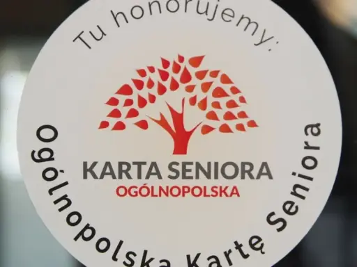 Naklejka z napisem "Karta Seniora Ogólnopolska" i symbolem drzewa.