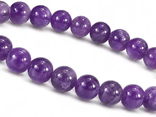 Bracciale di perle naturali di **gioielli ametista**, con sfumature viola intense e lucentezza profonda.