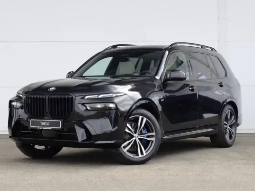 Czarny BMW X7 na tle białej ściany. Sprawdź aktualną bmw x7 cena i dostępne konfiguracje.