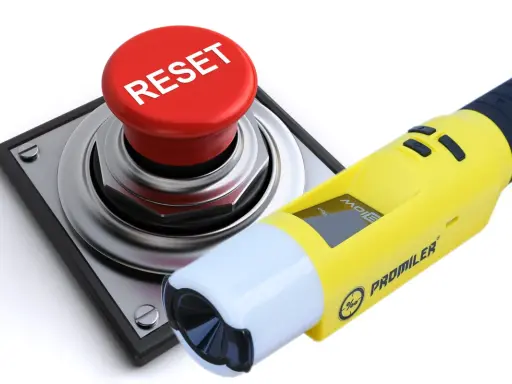 Alkomat Promiler i duży czerwony przycisk RESET. Instrukcja obsługi alkomatu iblow.