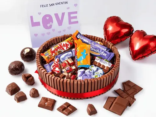 Pastel de xuxes con forma de tarta, decorado con chocolates y globos en forma de corazón. ¡Un regalo perfecto para San Valentín!