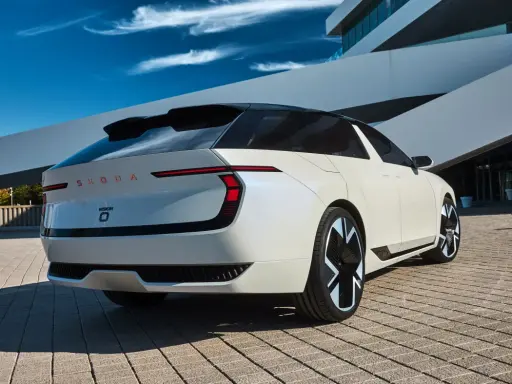 Biała Skoda Octavia Vision 7S z futurystycznymi światłami i felgami. Czekamy na jej cenę!