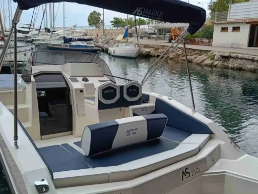 Bateau AS MARINE 23 GL, idéal pour naviguer sur 7m. Ce modèle offre confort et style, parfait pour explorer les eaux.