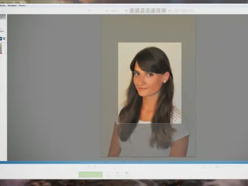 Portret młodej kobiety w białej koszulce, przygotowywany do zdjęcia legitymacyjnego w programie Picasa.