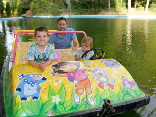 Padre e hijos disfrutan de un paseo en bote decorado con Dora la Exploradora, una de las muchas actividades gratis para niños en Zaragoza.