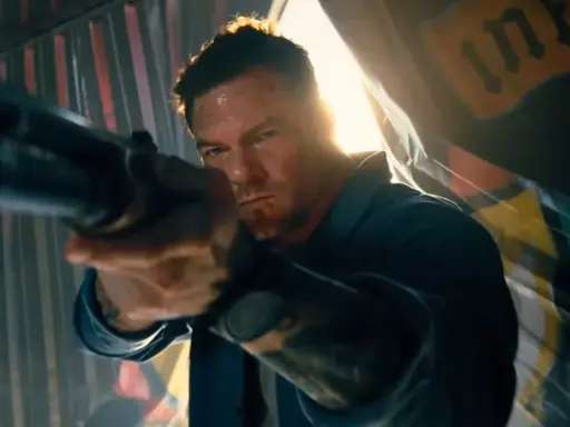 Alan Ritchson siktar med ett vapen i en actionfylld scen, en av många filmer och tv-program med honom.