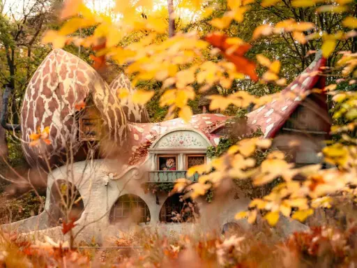 Casa de cuento de hadas con un personaje asomado, ideal para saber donde ir en Semana Santa con niños.