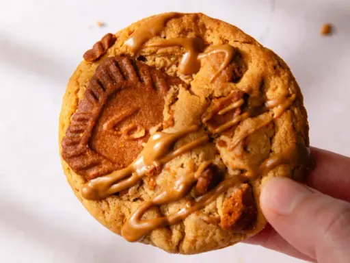 Un biscuit au speculoos, généreusement garni de morceaux et nappé d'une sauce caramel.