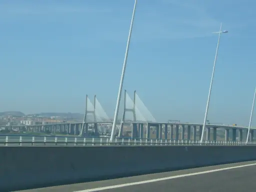 El **puente Vasco da Gama** cruza el estuario del Tajo, conectando Lisboa con Montijo. Sus pilares blancos y cables forman un diseño icónico.