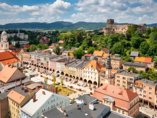Urokliwy rynek z kolorowymi kamienicami i zamkiem na wzgórzu. Idealne romantyczne miejsca na Śląsku na spacer.