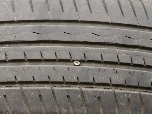 Was tun bei einer Schraube im Reifen? Wichtige Tipps zur Reparatur
