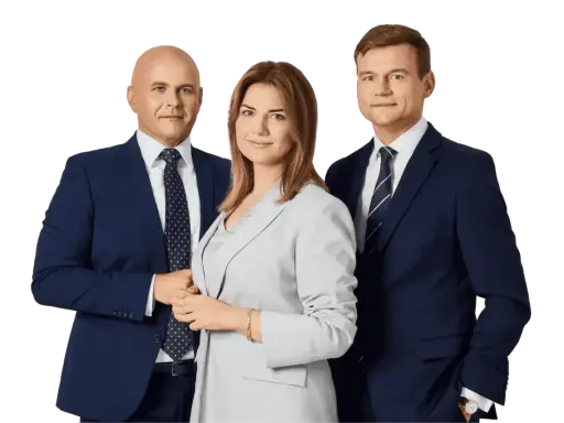 Trzy osoby w garniturach na czarnym tle.