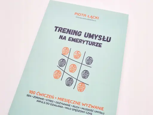 Okładka książki "Trening umysłu na emeryturze" z motywem kółka i krzyżyka z mózgami.