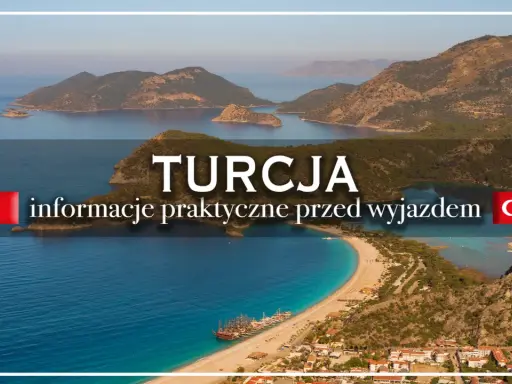 Turecka zatoka z łodziami i tekstem "TURCJA informacje praktyczne przed wyjazdem". Co warto wiedzieć o tym pięknym kraju?