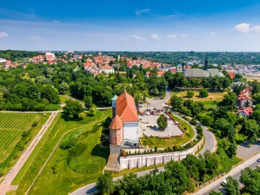 Sandomierz nad Wisłą, zamek i miasto w zieleni. Widok z lotu ptaka na zabytkowe budowle i malownicze krajobrazy.