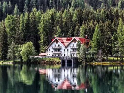 Dom nad jeziorem w otoczeniu lasu. Idealne miejsce na urlop wypoczynkowy, choć czasem trzeba wziąć urlop bezpłatny, by tu dotrzeć.