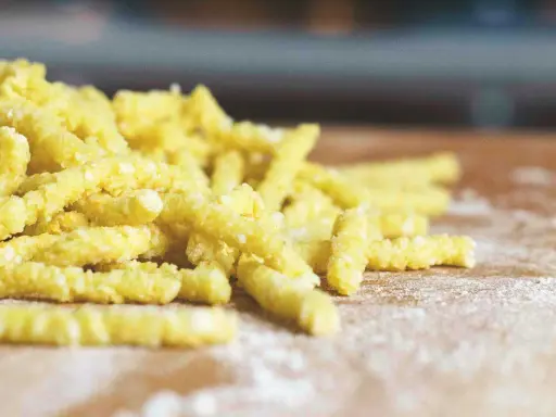 Pasta fresca fatta a mano, pronta per essere cucinata, un classico della cucina romagnola.