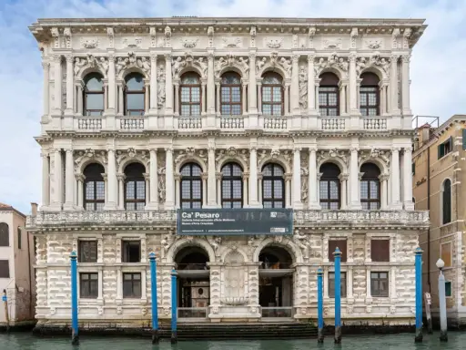 Façade ornée de Ca' Pesaro, un palais vénitien sur le Grand Canal, abritant la Galerie Internationale d'Art Moderne.