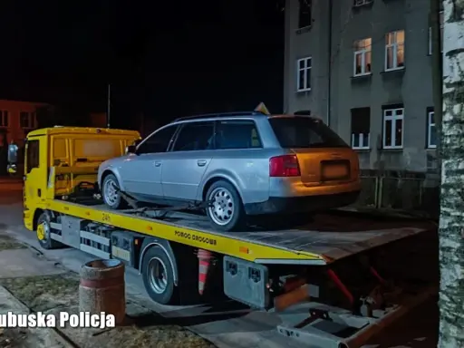 Srebrne Audi na lawecie. Policja przypomina, od ilu promili zabierają auto.