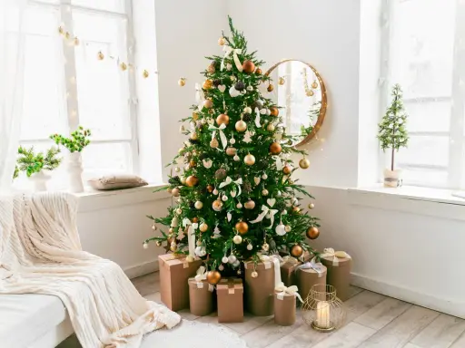 Salones decorados de Navidad con un árbol adornado, regalos y luces cálidas. Un ambiente acogedor para estas fiestas.