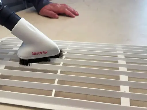 Spazzola per condizionatore che aspira polvere e odori, eliminando la puzza di fogna dal condizionatore spento.