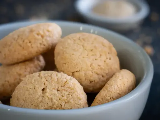 Köstliche Amarettini Kekse in einer Schale, perfekt für ein einfaches Amarettini Rezept.