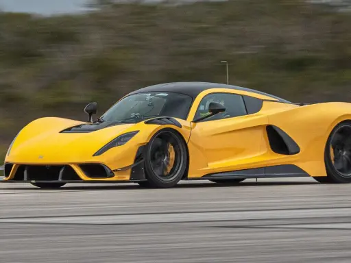 Gelber Hennessey Venom F5 PS rast auf der Straße.