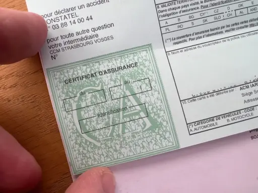 Certificat d'assurance multirisque habitation, avec des champs à remplir pour la date et l'identification.