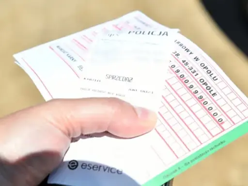 Mandat za brak fotelika. Policja wystawiła dokument, który przypomina rachunek.