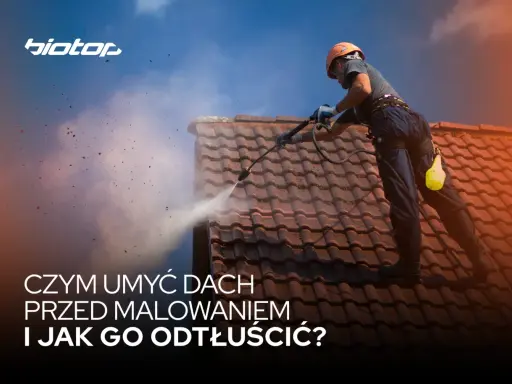 Pracownik myje dach myjką ciśnieniową, przygotowując go do malowania. Dowiedz się, czym umyć dach przed malowaniem i jak go odtłuścić.