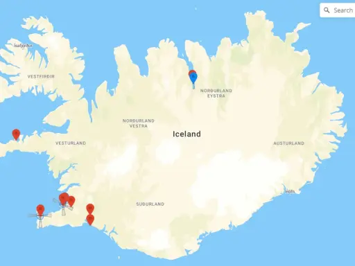 Karte von Island mit Markierungen. Eine Drohne fliegt über die Insel und sammelt Daten.