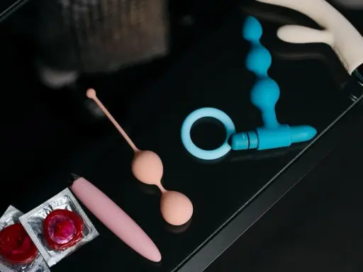 Różowe i niebieskie gadżety erotyczne, prezerwatywy. Czy to rozwiązanie problemu frustracji seksualnej w związku?