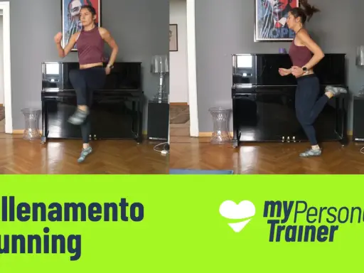 Donna esegue corsa sul posto in casa, con un pianoforte nero sullo sfondo. Allenamento running.