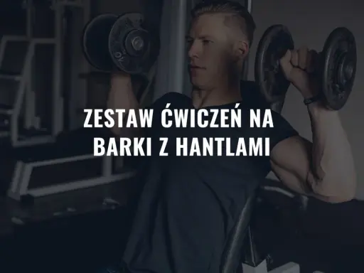 Mężczyzna wykonuje ćwiczenia na barki z hantlami na siłowni.