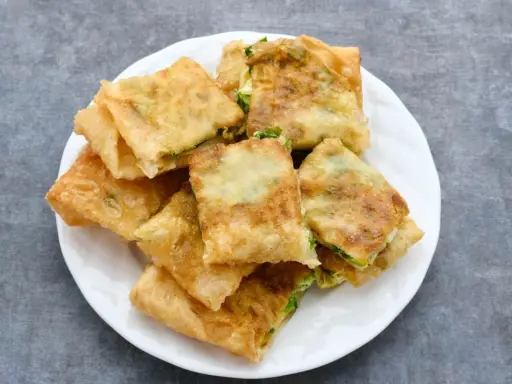 Pezzi dorati di pasta sfoglia ripiena, un'idea sfiziosa su cosa mettere dentro per un aperitivo o uno spuntino.