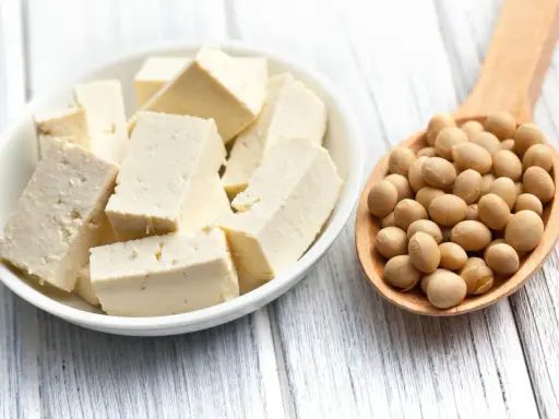 Kostki białego tofu w miseczce i łyżka pełna ziaren soi. Idealne składniki na zdrowe posiłki, w tym tofu dla niemowlaka.
