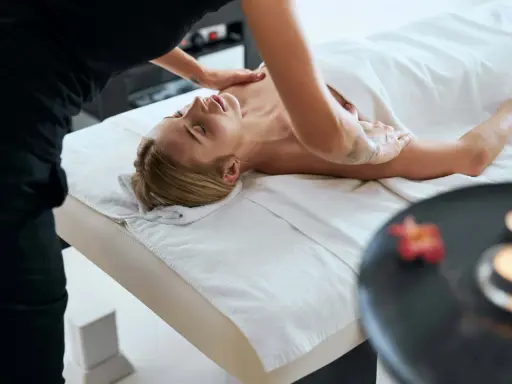 Relaks po masażu. Terapeuta stosuje techniki masażu klasycznego, aby rozluźnić mięśnie i przynieść ulgę.