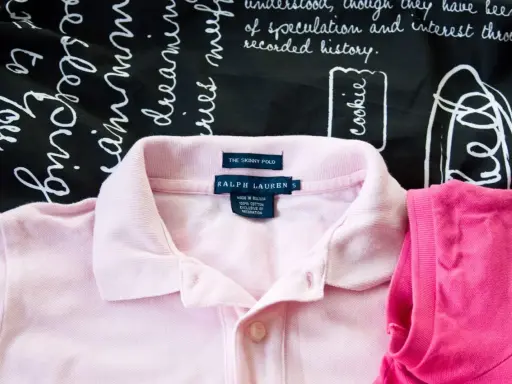 Różowa koszulka polo Ralph Lauren. Porównanie podróbki vs oryginał.