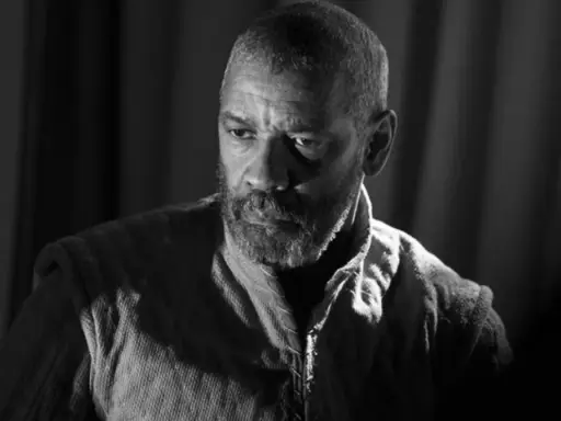Denzel Washington jako Makbet w mrocznej epoce. Jego spojrzenie zdradza wewnętrzne rozterki i ambicje.