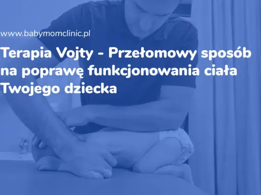 Fizjoterapeuta wykonuje terapię Vojty u niemowlaka, poprawiając jego funkcjonowanie ciała.