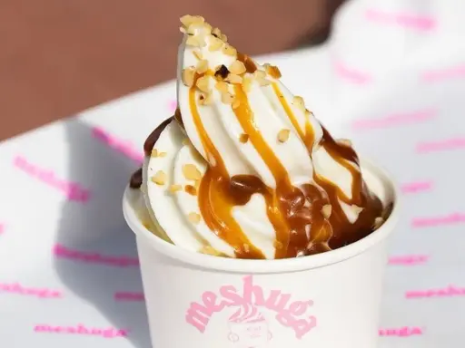 Glace à l'italienne maison onctueuse, nappée de caramel et parsemée de noisettes croquantes. Un délice !