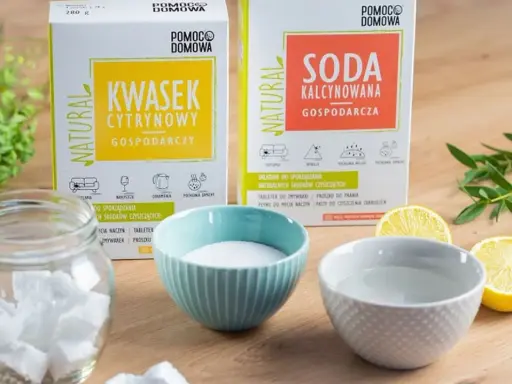 Jak zrobić kostki do zmywarki? Na stole kwasek cytrynowy, soda kalcynowana, woda, cytryny i gotowe kostki.
