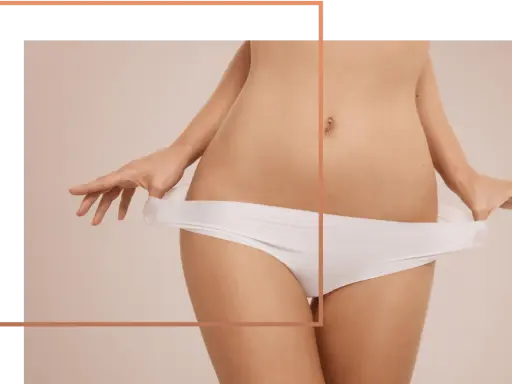 Kobieta w białej bieliźnie, podkreślająca okolice bioder. Rozważasz hoodoplastyka?