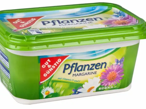 Grüne Margarine-Packung mit Blumenmotiv. Sie besteht aus Pflanzenöl und enthält Vitamine D und E.