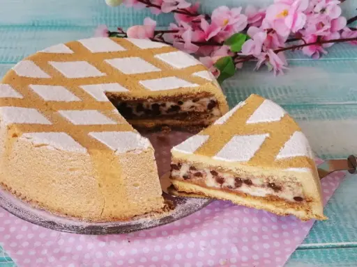 Una deliziosa cassata al forno, con la sua copertura a rombi di zucchero a velo, pronta per essere gustata.