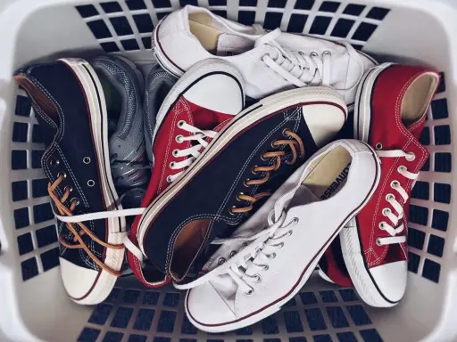 Kosz z butami Converse: czarne, białe i czerwone. Idealne do prania w pralce, by znów były jak nowe.