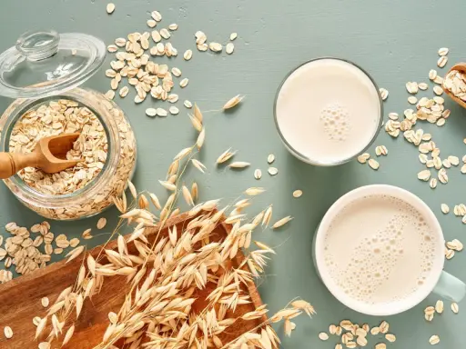 Haferflocken und Hafermilch. Achte auf das Haltbarkeitsdatum, denn auch Hafermilch kann schlecht werden.