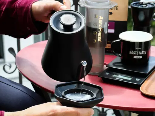 Wasser wird in den Aeropress gegossen, ein Schritt in der Aeropress Anleitung für perfekten Kaffee.
